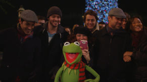 Kermit-sings-It-feels-like-Christmas-292x164