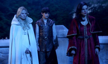 ONCE UPON A TIME - "Dreamcatcher" - In Camelot, as Mary Margaret and David attempt to retrieve the Dark One dagger, Emma uses a dreamcatcher to look into the past to see how Merlin was transformed into a tree. Together, Emma and Regina figure out the critical ingredient they must acquire to free Merlin, but it's a race against Arthur, who does not want Merlin released. Meanwhile, with encouragement from his moms, Henry musters up the courage to ask Violet on a date. Back in Storybrooke, the heroes break into Emma's house hoping to locate Gold, but what they find will give them a glimpse of Emma's end game. Far from prying eyes, Merida sets about the mission Emma has tasked her with and begins molding Gold into the hero they need to draw Excalibur, on "Once Upon a Time," SUNDAY, OCTOBER 25 (8:00-9:00 p.m., ET) on the ABC Television Network. (ABC/Jack Rowand) JENNIFER MORRISON, JARED GILMORE, LANA PARRILLA