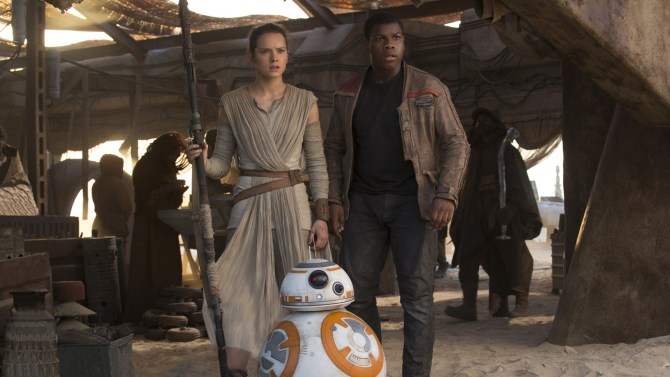 Star Wars: The Force Awakens..L to R: Rey (Daisy Ridley) and Finn (John Boyega)..Ph: David James..© 2015 Lucasfilm Ltd. & TM. All Right Reserved.